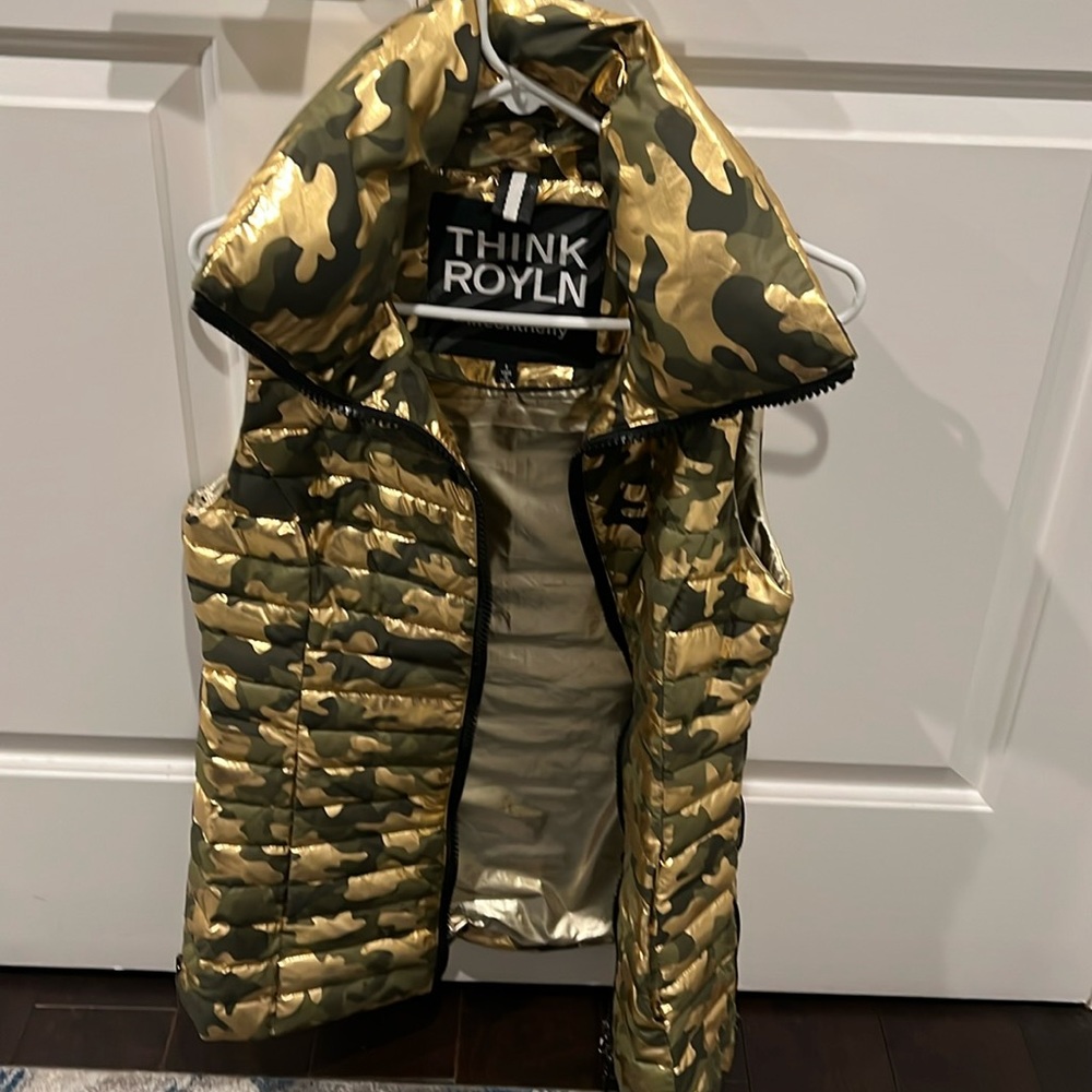 Beautiful camo shiny vest from think royln